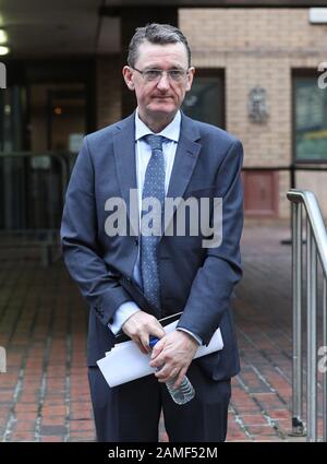 James Farrar, Vorsitzender der United Private Hire Drivers' Branch der IWGB union, außerhalb des Southwark Crown Court, London, wo er vor Gericht angeklagt wurde, zwei Polizisten angegriffen zu haben, indem er den Ton seines Megafons verwendete, um Verletzungen, Schmerzen und Unbehagen zu verursachen. Stockfoto