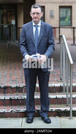 James Farrar, Vorsitzender der United Private Hire Drivers' Branch der IWGB union, außerhalb des Southwark Crown Court, London, wo er vor Gericht angeklagt wurde, zwei Polizisten angegriffen zu haben, indem er den Ton seines Megafons verwendete, um Verletzungen, Schmerzen und Unbehagen zu verursachen. Stockfoto