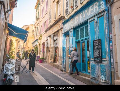 Marseille Frankreich, 27. Dezember 2019: Rue du Panier oder Die Panier Straße Altstadt von Marseille mit Restaurant und Geschäften in Frankreich Stockfoto