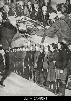 Das Leben in der Sowjetunion in den 1930er Jahren. Aus dem sowjetischen Propagandabuch. Auf der Hut vor dem Sozialisten Stockfoto
