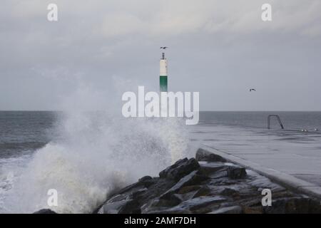 Aberystwyth Wales Großbritannien Wetter 13. Januar 2020 . Sturm Brendan nähert sich Aberystwyth an der Westküste von Wales, das Met-Büro hat eine gelbe Wetterwarnung für Wind herausgegeben, Böen von 60 - 70 mph sind wahrscheinlich über Montag und Dienstag, die möglicherweise mehr als 80 mph auf exponierten Küstengebieten des irischen Meeres sind: Credit mike davies/Alamy Live News Stockfoto