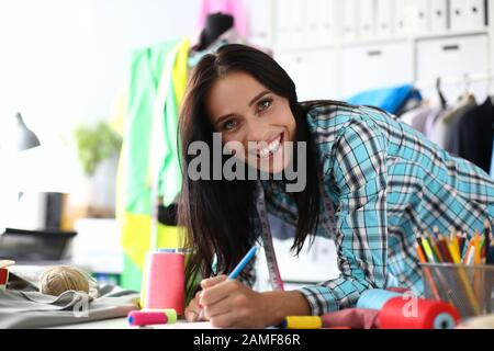 Fröhliche Dressurreiter, die mit der Arbeit beschäftigt sind Stockfoto