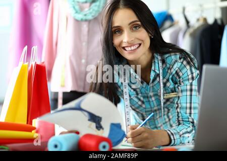 Frau, die in der Modebranche arbeitet Stockfoto