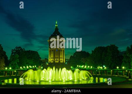 Mannheim - Wasserturm im Park mit nächtlicher Beleuchtung Stockfoto