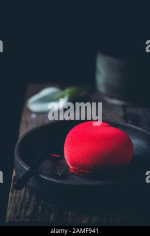 Red Heat geformte Erdbeertorte für St. Valentines Tag Feier Stockfoto
