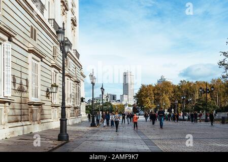 Madrid, Spanien - 1. November 2019: Plaza de Oriente im historischen Zentrum. Menschen, die im Herbst spazieren gehen Stockfoto