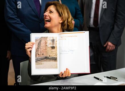 13. Januar 2020, Rheinland-Pfalz, Mainz: Malu Dreyer (SPD), Ministerpräsident von Rheinland-Pfalz, zeigt nach der Unterzeichnung den Antrag des UNESCO-Welterbes auf die "Schum-Stätten Speyerer, Wormser und Mainz" in der "neuen Synagoge Mainz". Das Akronym "Chum" setzt sich aus den Anfangsbuchstaben der mittelalterlichen hebräischen Stadtnamen zusammen, die auf Latein zurückgehen: Schin (Sch) für Schpira (Speyerer), Waw (U) für Warmaisa (Würmer) und Mem (M) für Magenza (Mainz) zusammen Foto: Andreas Arnold/dpa Stockfoto