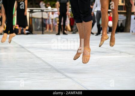 Ballett Tänzerinnen üben Leistung im Freien. Nahaufnahme von Ballerina Füße tragen Hausschuhe Praxis bewegt sich im Ballett Unterricht außerhalb der Stockfoto