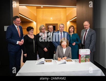 13. Januar 2020, Rheinland-Pfalz, Mainz: Michael Ebling (l-r, standing, SPD), Mainzer Oberbürgermeisterin Anna Kirschner, Vorsitzende der Jüdischen Gemeinde Mainz, Stefanie Seiler (SPD), Oberbürgermeister von Speyerer, Konrad Wolf (SPD), rheinland-pfälzische Kultusministerin Avadislav Awadiev, Vorsitzender des Jüdischen Landesverbandes Rheinland-Pfalz Marina Nikiforova, Jüdische Kultusgemeinde Rheinland-Pfalz, und Adolf Kessel (CDU), Oberbürgermeister von Worms, blicken auf die Schulter von Malu Dreyer (SPD), Ministerpräsident von Rheinland-Pfalz, als sie die UNESCO unterzeichnet Stockfoto