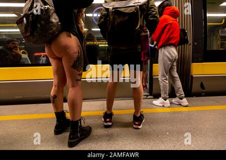 Leute ohne Hosen warten in der U-Bahn.Die jährliche Fahrt mit der No Pants Subway fand in 20 großen Städten auf der ganzen Welt statt, die Veranstaltung wurde 2002 von Improv Everywhere ins Leben gerufen, Ein Comedy-Kollektiv aus New York City, das "unerwartete Auftritte an öffentlichen Orten" inszeniert. U-Bahn-Fahrer werden dazu ermutigt, die U-Bahn mit allem außer Hosen zu fahren. Stockfoto