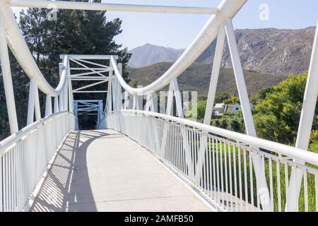 Auf lange Sicht nach unten Montagu Suspension Bridge in Südafrika über die keisie River - nur Verbindung zwischen Obere und untere Teile der Stadt bei Hochwasser Stockfoto