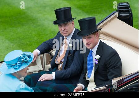 Die königliche Prozession im Paradering, Royal Ascot, Ascot Races, Berkshire, Großbritannien. Juni 2014. Ihre Majestät die Königin, Der Herzog von Edinburgh, Prinz Harry und Prinz Andrew kommen mit einer Pferdekutsche im Paradering bei Ascot Races an. Kredit: Maureen McLean/Alamy Stockfoto