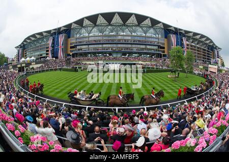 Die königliche Prozession im Paradering, Royal Ascot, Ascot Races, Berkshire, Großbritannien. Juni 2014. Ihre Majestät die Königin, Der Herzog von Edinburgh, Prinz Harry und Prinz Andrew kommen mit einer Pferdekutsche im Paradering bei Ascot Races an. Kredit: Maureen McLean/Alamy Stockfoto