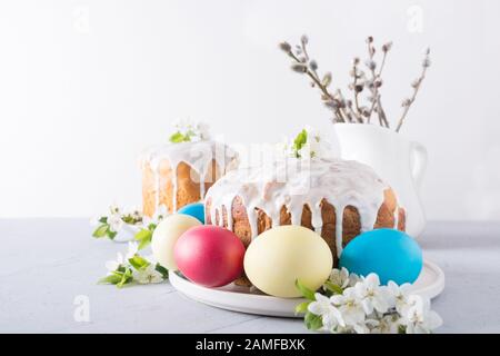 Oster-orthodoxen Kuchen mit bunten Eiern. Zusammensetzung der Frühlingsferien. Nahaufnahme. Stockfoto