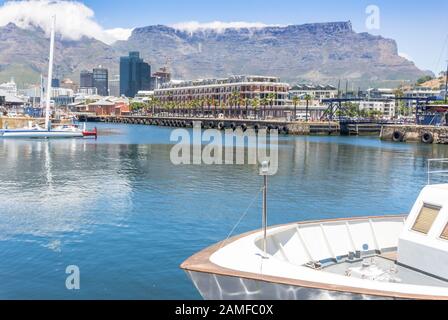 V&A Waterfront mit Boot im Vordergrund und Table Mountain im Hintergrund - Cape Town Harbour Stockfoto