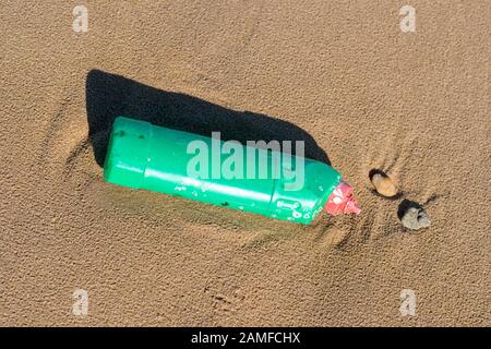 Kunststoff-Traschen am schönen Strand. Stockfoto