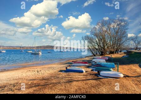 Fischerboote an Land auf dem See Stockfoto