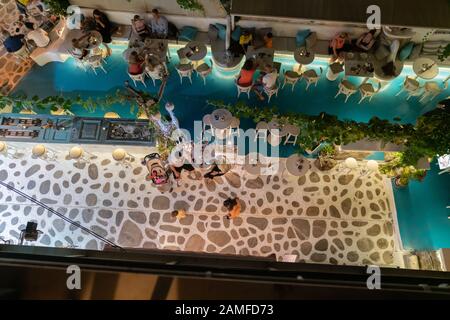 Naxos Griechenland - 11. August 2019; Blick auf die Bar und die Leute auf der Straße darunter. Stockfoto