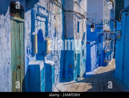 Enge blaue Straße in Chefchaouen, Medina, Marokko Stockfoto