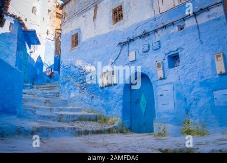 Blaue Treppe in der Chefchaouen-Straße, Medina, Marokko Stockfoto