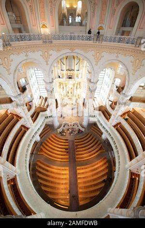 Dresden, Deutschland. Januar 2020. Zimmerleute beheben die Schäden an den Kirchenbänken im Langhaus der Frauenkirche. Die jährliche Reinigung und Instandhaltung der Kirche dauert bis zum 18. Januar 2020 und umfasst das Kircheninnere, Treppenhäuser, Galerien und Kuppelaufgang. Kredit: Sebastian Kahnert / dpa-Zentralbild / dpa / Alamy Live News Stockfoto