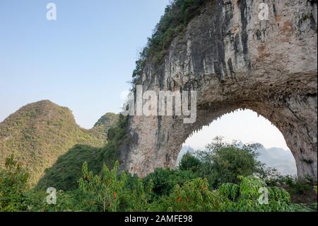 Entstehung von Karstbögen in Mond-Hill-Arch in Yangshuo, Guilin, Provinz Guangxi, China Stockfoto