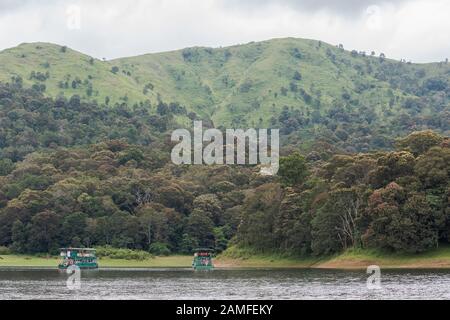 Touristenbeobachtungsboote auf einem Fluss im Periyar-Nationalpark in Thekkady, Kerala, Südindien Stockfoto