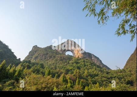 Entstehung von Karstbögen in Mond-Hill-Arch in Yangshuo, Guilin, Provinz Guangxi, China Stockfoto