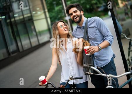 Geschäftspaar in der Kaffeepause draußen. Legere Geschäftswelt. Unternehmen für unterwegs. Stockfoto