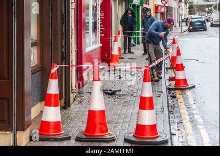 Bantry, West Cork, Irland. Januar 2020. Sturm Brendan traf Irland heute mit sehr starken Winden und treibenden, sintflutartigen Regenfällen. In Bantry fiel die Dachrinne von diesem Gebäude in der New Street wegen der sehr starken Winde ab. Quelle: AG News/Alamy Live News. Stockfoto