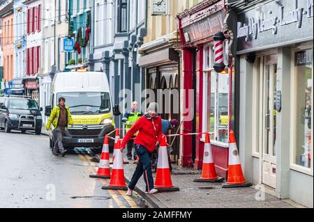 Bantry, West Cork, Irland. Januar 2020. Sturm Brendan traf Irland heute mit sehr starken Winden und treibenden, sintflutartigen Regenfällen. In Bantry fiel die Dachrinne von diesem Gebäude in der New Street wegen der sehr starken Winde ab. Quelle: AG News/Alamy Live News. Stockfoto