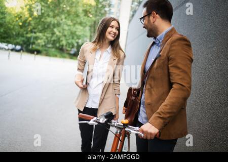 Paar wandern, Lächeln, Spaß in der Stadt Stockfoto