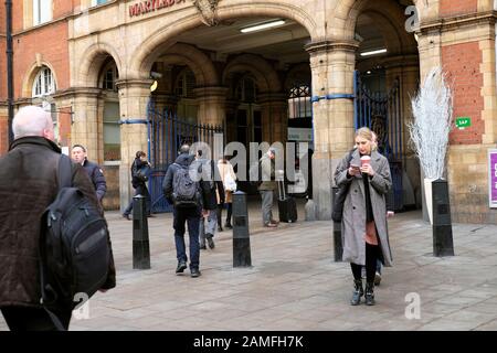 Pendler Passagiere auf dem Weg zur Arbeit Verlassen der Marylebone Station vor dem Eingang an einem Wintermorgen in London NW1 England Großbritannien KATHY DEWITT Stockfoto