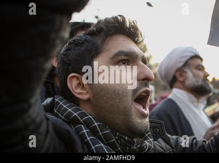 Teheran, Iran. Januar 2020. Ein Mann ruft während eines Protestes außerhalb der britischen Botschaft in Teheran, Iran, am 12. Januar 2020, Slogans. Das iranische Außenministerium berief am Sonntag Robert Macaire, den britischen Botschafter im Iran, für das, was es das "ungewöhnliche Verhalten" des Gesandten nannte und "an einer illegalen Versammlung" in Teheran teilnahm. Iranische Beamte hielten Macaire am Samstag inmitten einer regierungsfeindlichen Versammlung außerhalb einer Universität in Teheran fest. Er wurde etwa eine Stunde später freigelassen. Kredit: Ahmad Halabisaz/Xinhua/Alamy Live News Stockfoto