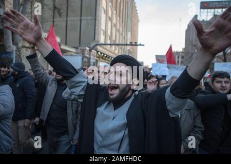 Teheran, Iran. Januar 2020. Ein Kleriker ruft während eines Protestes außerhalb der britischen Botschaft in Teheran, Iran, am 12. Januar 2020, Slogans ab. Das iranische Außenministerium berief am Sonntag Robert Macaire, den britischen Botschafter im Iran, für das, was es das "ungewöhnliche Verhalten" des Gesandten nannte und "an einer illegalen Versammlung" in Teheran teilnahm. Iranische Beamte hielten Macaire am Samstag inmitten einer regierungsfeindlichen Versammlung außerhalb einer Universität in Teheran fest. Er wurde etwa eine Stunde später freigelassen. Kredit: Ahmad Halabisaz/Xinhua/Alamy Live News Stockfoto