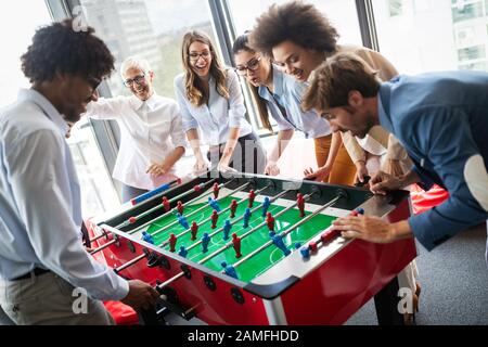 Multirassischen Menschen Spaß haben im Büro, aufgeregt, diverse Mitarbeiter Aktivität am Arbeitsplatz Stockfoto