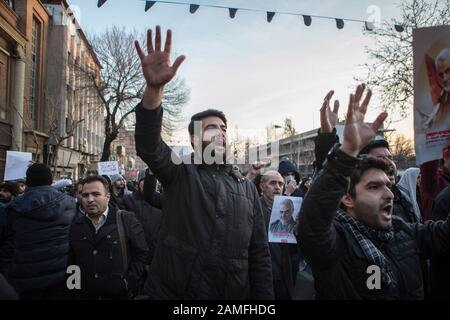 Teheran, Iran. Januar 2020. Während eines Protestes außerhalb der britischen Botschaft in Teheran, Iran, am 12. Januar 2020, rufen die Menschen Slogans ab. Das iranische Außenministerium berief am Sonntag Robert Macaire, den britischen Botschafter im Iran, für das, was es das "ungewöhnliche Verhalten" des Gesandten nannte und "an einer illegalen Versammlung" in Teheran teilnahm. Iranische Beamte hielten Macaire am Samstag inmitten einer regierungsfeindlichen Versammlung außerhalb einer Universität in Teheran fest. Er wurde etwa eine Stunde später freigelassen. Kredit: Ahmad Halabisaz/Xinhua/Alamy Live News Stockfoto