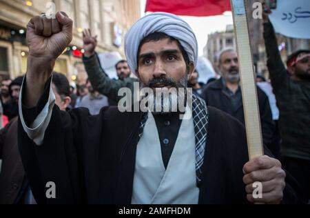 Teheran, Iran. Januar 2020. Ein Kleriker besucht einen Protest außerhalb der britischen Botschaft in Teheran, Iran, 12. Januar 2020. Das iranische Außenministerium berief am Sonntag Robert Macaire, den britischen Botschafter im Iran, für das, was es das "ungewöhnliche Verhalten" des Gesandten nannte und "an einer illegalen Versammlung" in Teheran teilnahm. Iranische Beamte hielten Macaire am Samstag inmitten einer regierungsfeindlichen Versammlung außerhalb einer Universität in Teheran fest. Er wurde etwa eine Stunde später freigelassen. Kredit: Ahmad Halabisaz/Xinhua/Alamy Live News Stockfoto