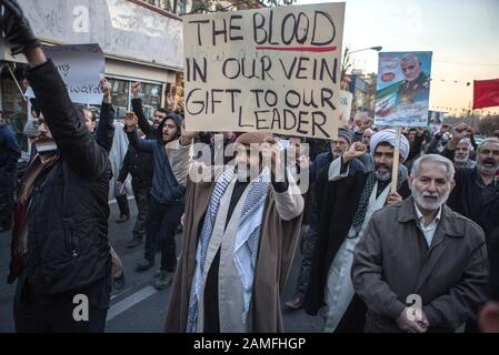 Teheran, Iran. Januar 2020. Während eines Protestes außerhalb der britischen Botschaft in Teheran, Iran, am 12. Januar 2020, rufen die Menschen Slogans ab. Das iranische Außenministerium berief am Sonntag Robert Macaire, den britischen Botschafter im Iran, für das, was es das "ungewöhnliche Verhalten" des Gesandten nannte und "an einer illegalen Versammlung" in Teheran teilnahm. Iranische Beamte hielten Macaire am Samstag inmitten einer regierungsfeindlichen Versammlung außerhalb einer Universität in Teheran fest. Er wurde etwa eine Stunde später freigelassen. Kredit: Ahmad Halabisaz/Xinhua/Alamy Live News Stockfoto