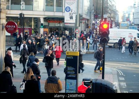 Menschen Fußgänger überqueren die Straße an der Ampel & Costa Zeichen an der Kreuzung der Holborn und Kingsway Straßen in London WC2 England Großbritannien KATHY DEWITT Stockfoto