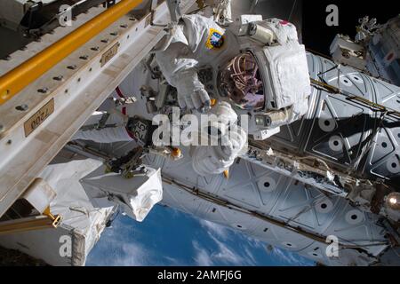 ISS - 22. November 2019 - der ESA-Astronaut Luca Parmitano repariert das Alpha Magnetic Spectrometer (AMS) während des dritten Raumflugs bis u. Stockfoto