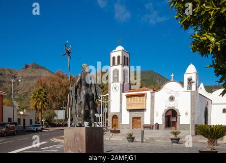 Kirche von San Fernando und Statue von Alonso Diaz Guanchen Chef in Santiago del Teide, Teneriffa Stockfoto