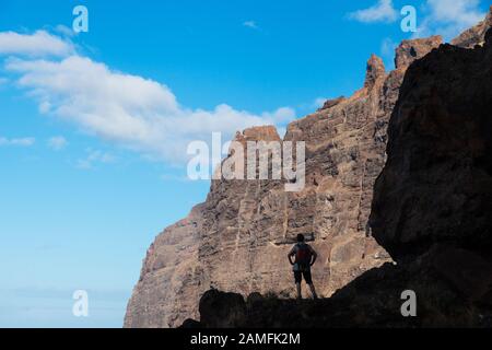 Bei einem Spaziergang entlang der Klippen von Los Gigantes, Los Gigantes, Teneriffa, Kanarische Inseln, Spanien Stockfoto