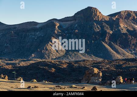 Touristen in der Vulkanlandschaft von Las Minas de San Jose im Nationalpark Las Canadas del Teide, auf Teneras, auf den Kanarischen Inseln, in Spanien Stockfoto