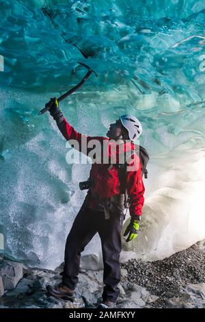 Ice climber in Eis Höhle bei Breidamerkurjokull Breiðamerkurjökull Eishöhle, Crystal Cave in den Nationalpark Vatnajökull, South East Island im Januar Stockfoto