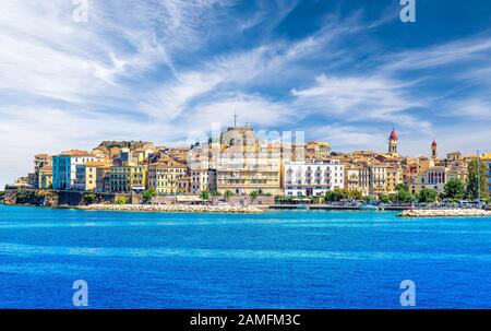 Panoramablick auf Kerkyra, die Hauptstadt der Insel Korfu, Griechenland Stockfoto