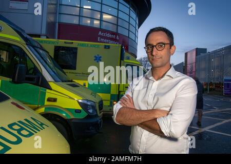 Simon Sethi Chief Operating Officer des Yeovil District Hospital, Yeovil, Somerset, Großbritannien, steht außerhalb der Abteilung Für Unfall und Notfall. Stockfoto