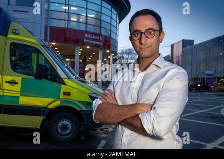 Simon Sethi Chief Operating Officer des Yeovil District Hospital, Yeovil, Somerset, Großbritannien, steht außerhalb der Abteilung Für Unfall und Notfall. Stockfoto