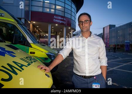 Simon Sethi Chief Operating Officer des Yeovil District Hospital, Yeovil, Somerset, Großbritannien, steht außerhalb der Abteilung Für Unfall und Notfall. Stockfoto