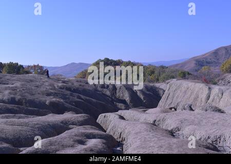 Das Berca Mud Volcanoes ist ein geologisches und botanisches Reservat in der Gemeinde Scorțoasa in der Nähe von Berca im Kreis Buzău in Rumänien. Stockfoto